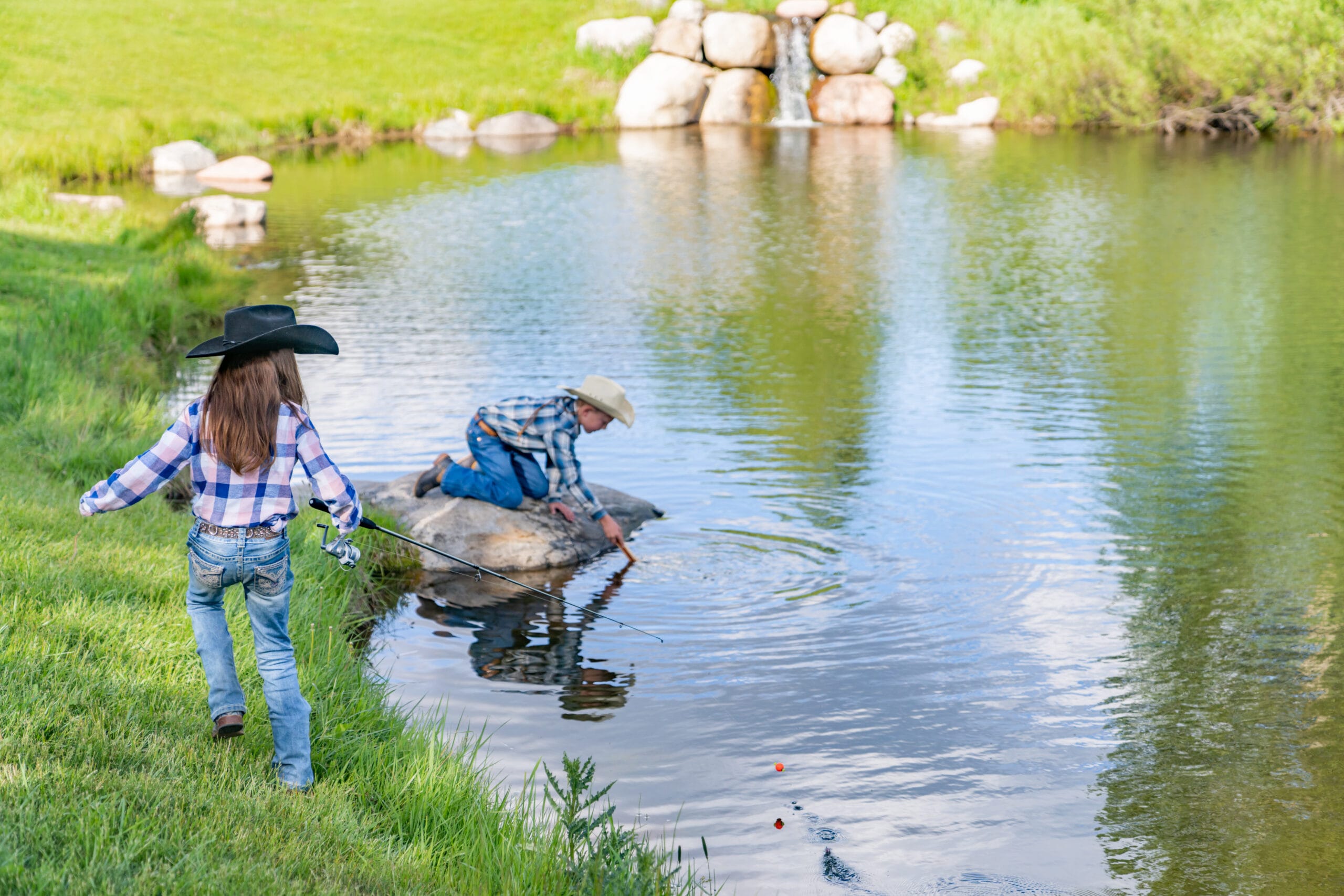 _JAD9275 kids fishing in the pond