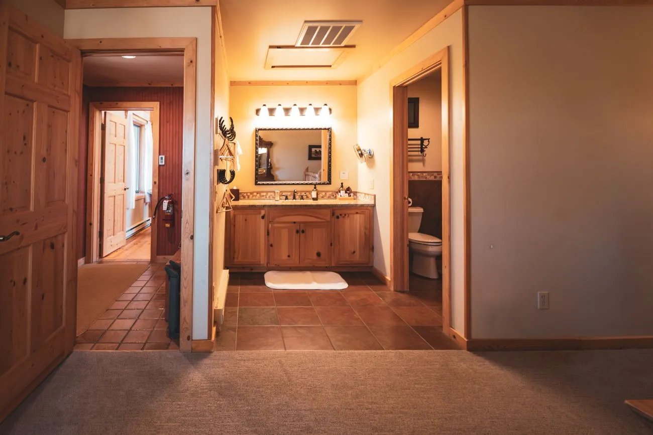 luxury-cabins-vista-verde-ranch-colorado-sand-Master-2-Bathroom