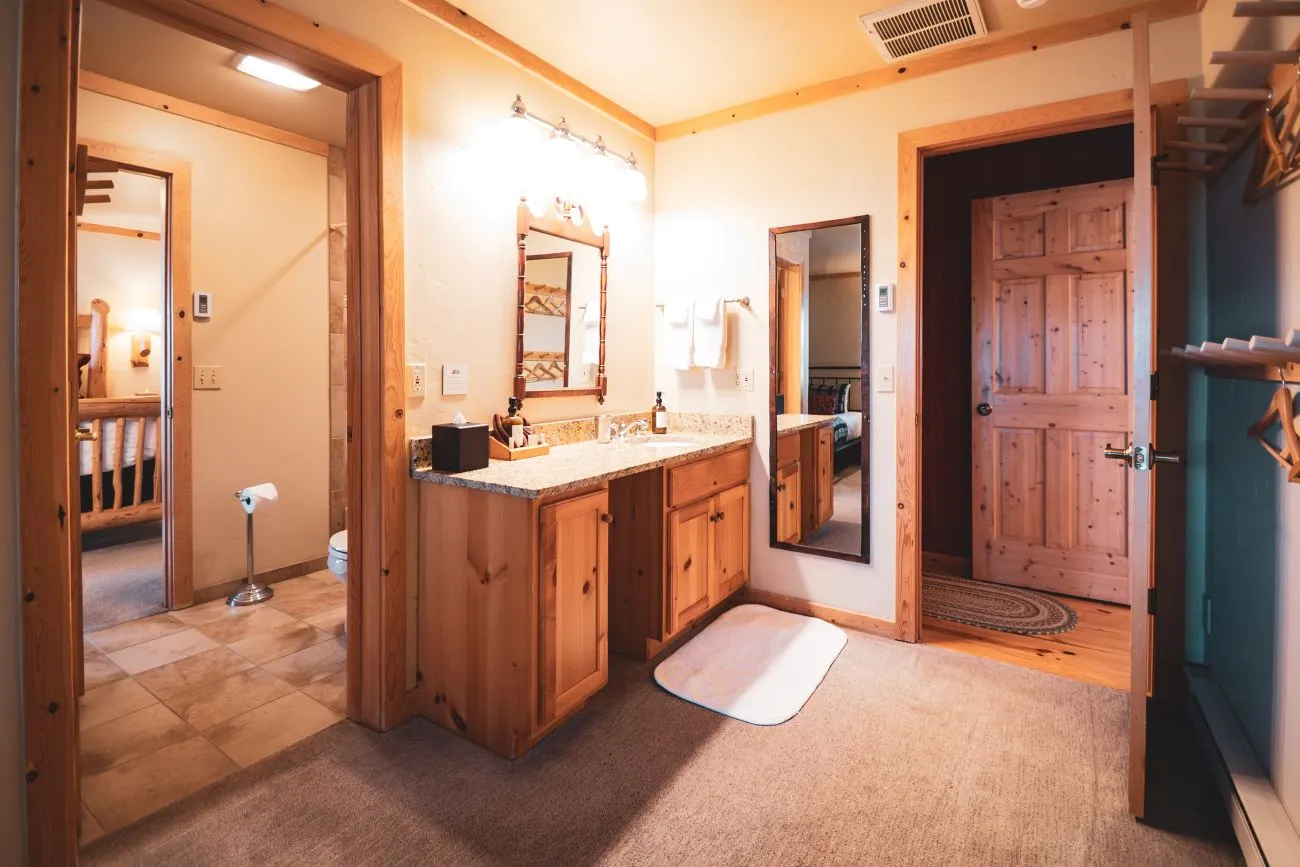 luxury-cabins-vista-verde-ranch-colorado-sand-Twin-Bathroom