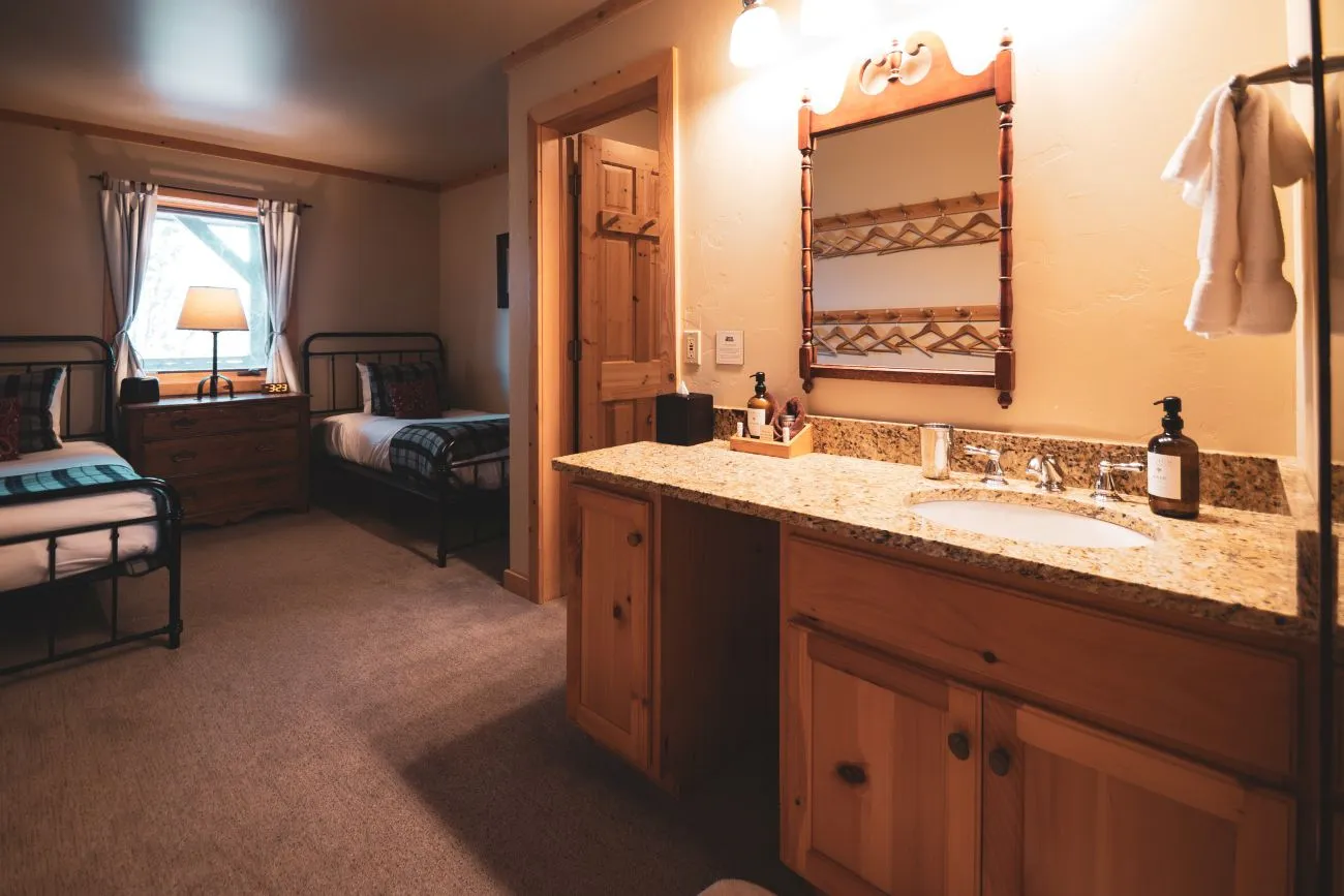 luxury-cabins-vista-verde-ranch-colorado-sand-Twin-Bedroom