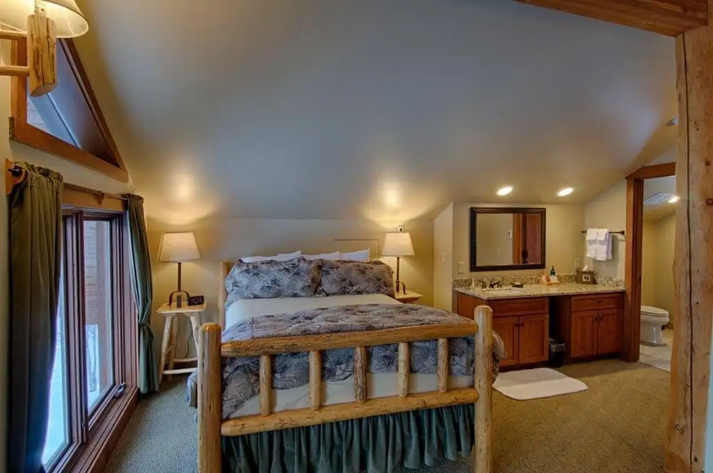 colorado-ranch-vacation-vista-verde-ranch-big-agnes-master-bedroom-04