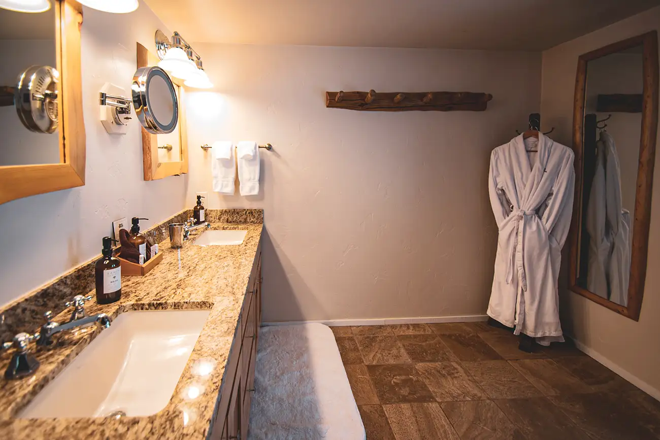 family-vacation-colorado-ranch-vista-verde-farwell-upstairs-bath-11