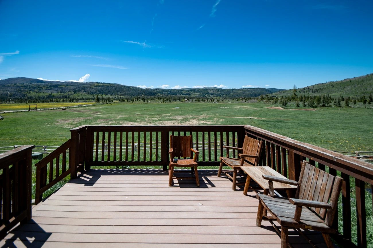 luxury-colorado-cabins-ranch-vacation-Lost-Ranger-deck