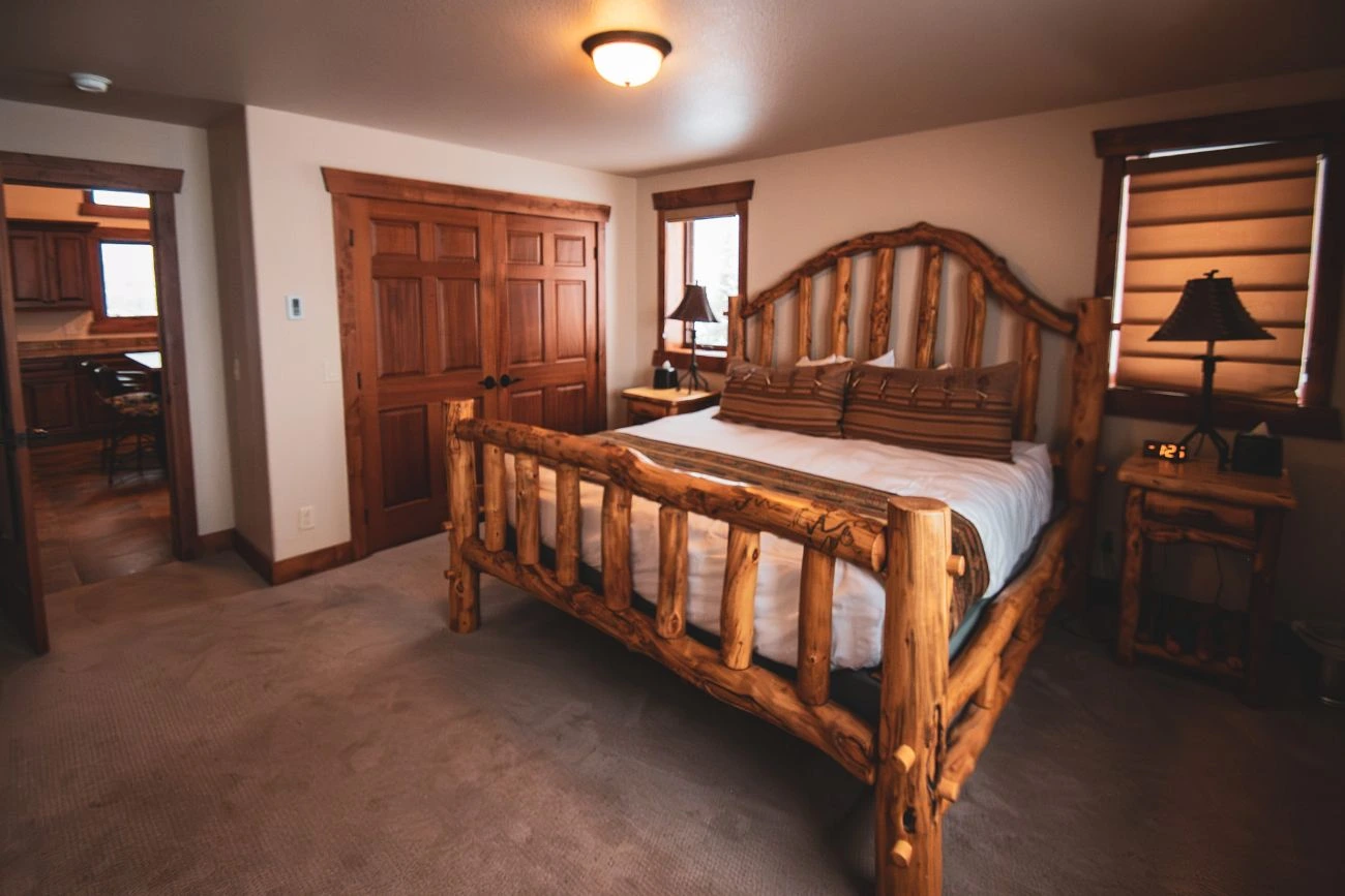 luxury-colorado-cabins-ranch-vacation-MasterBed
