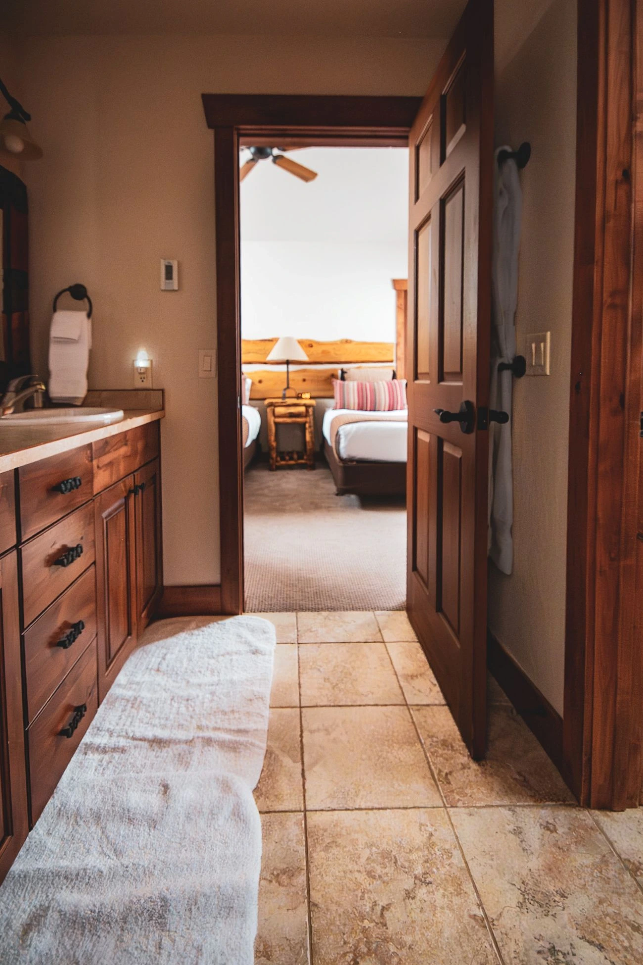 luxury-colorado-cabins-ranch-vacation-SharedBath