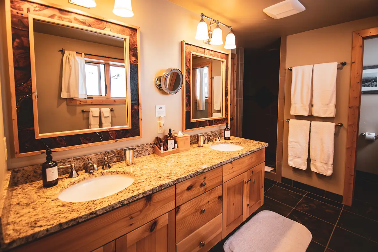 romantic-ranch-vacation-colorado-cabins-little-agnes-bath-04
