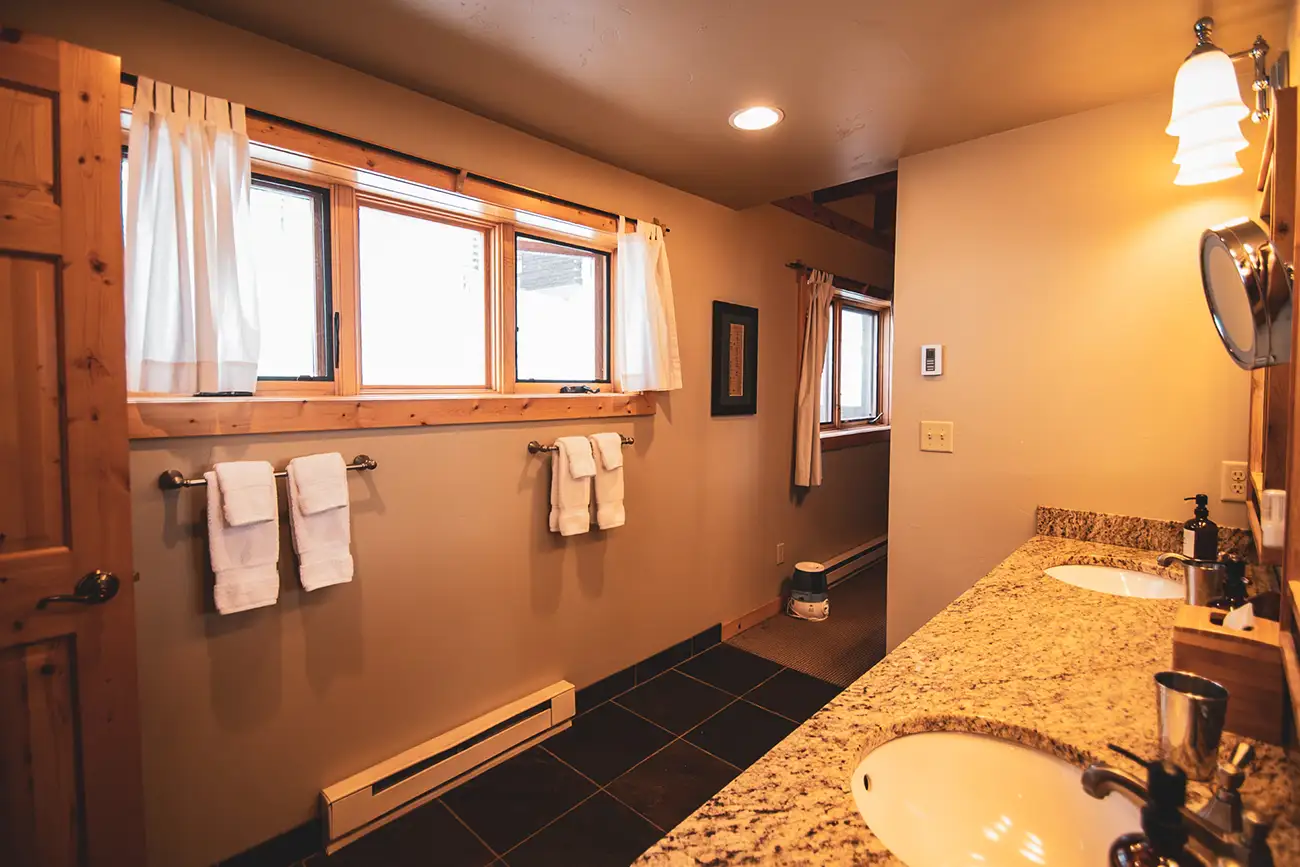 romantic-ranch-vacation-colorado-cabins-little-agnes-master-bath-05