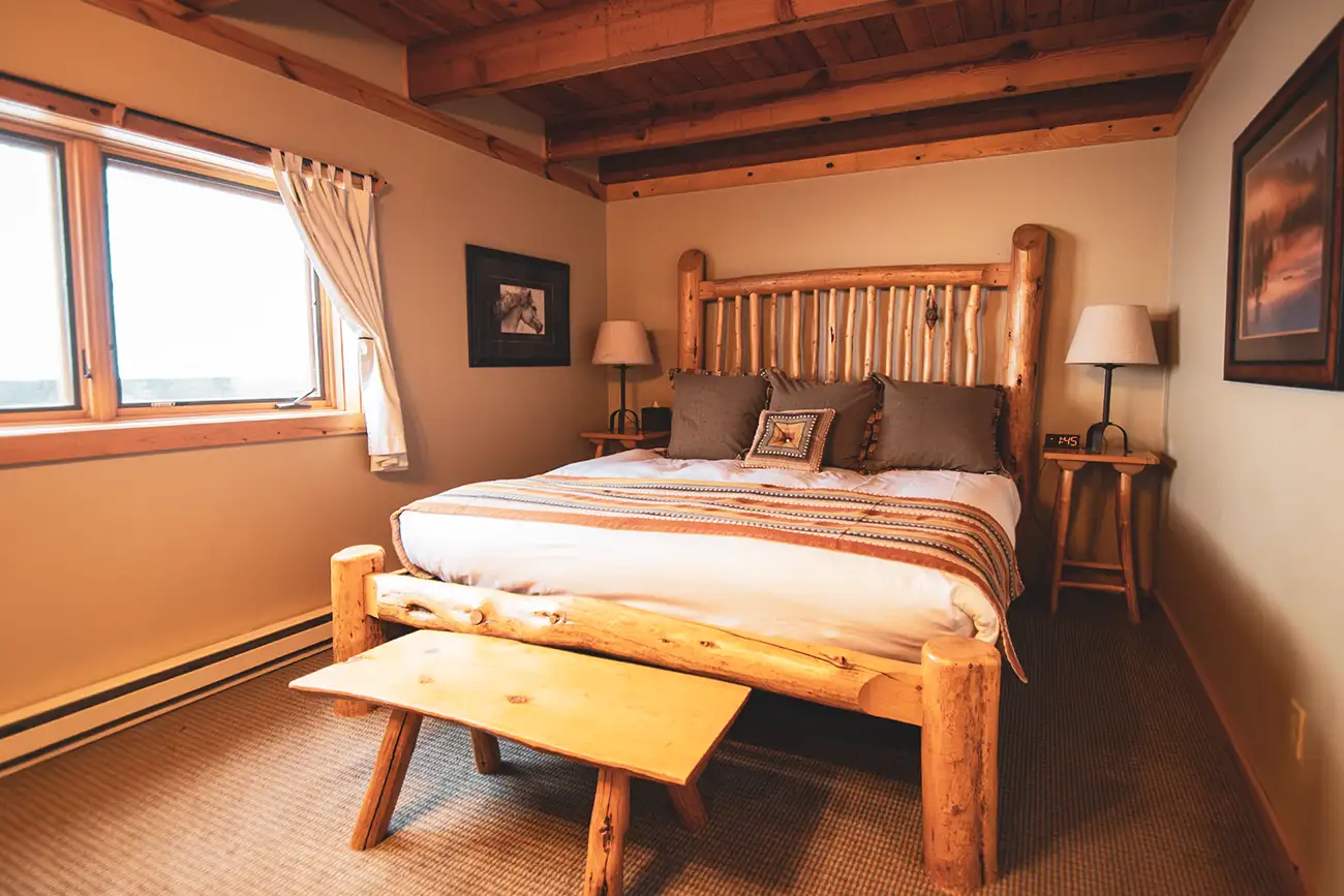 romantic-ranch-vacation-colorado-cabins-little-agnes-master-bedroom-08
